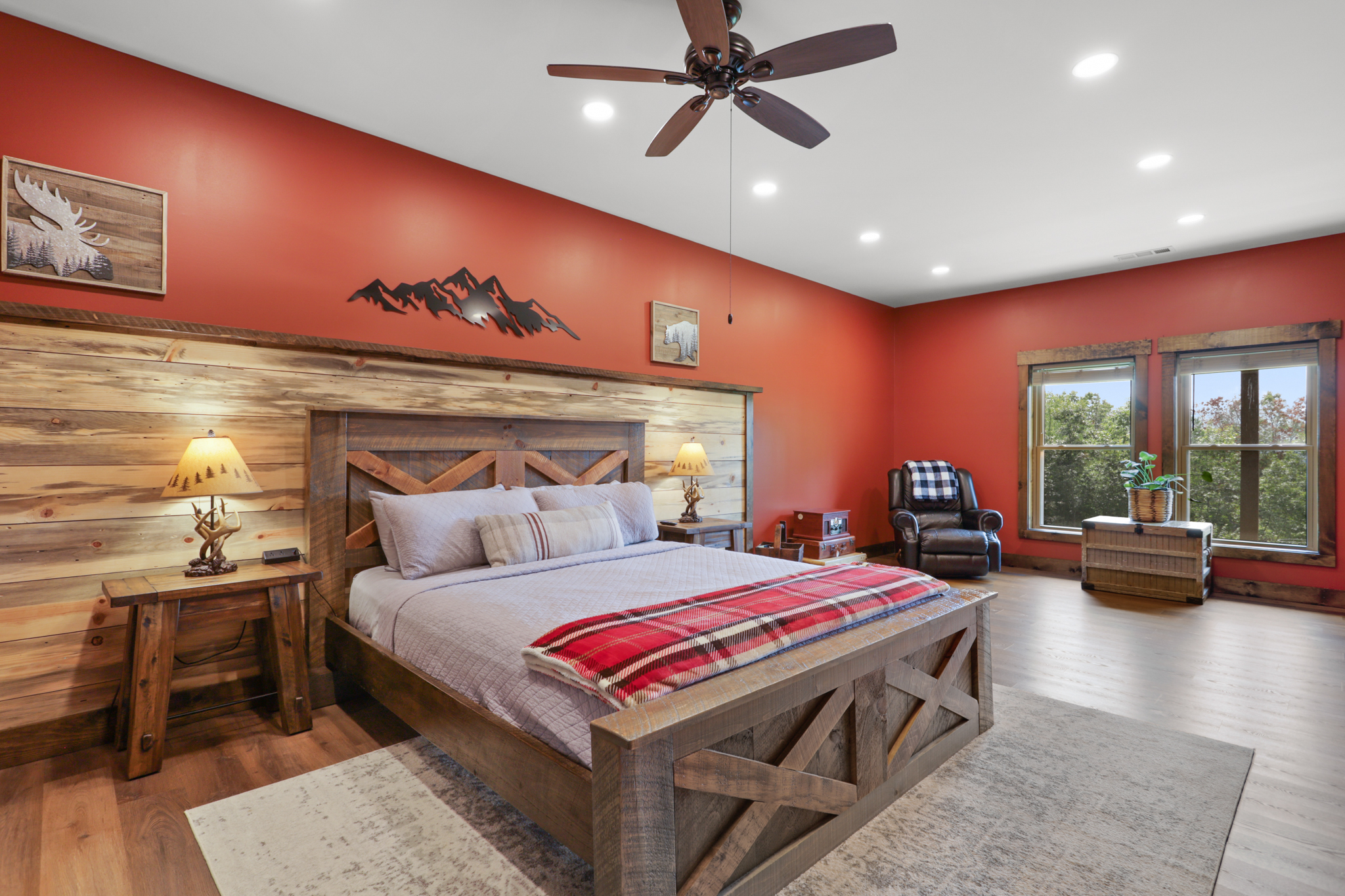 Lower level king en-suite, Bärkada Cabin Blue Ridge GA